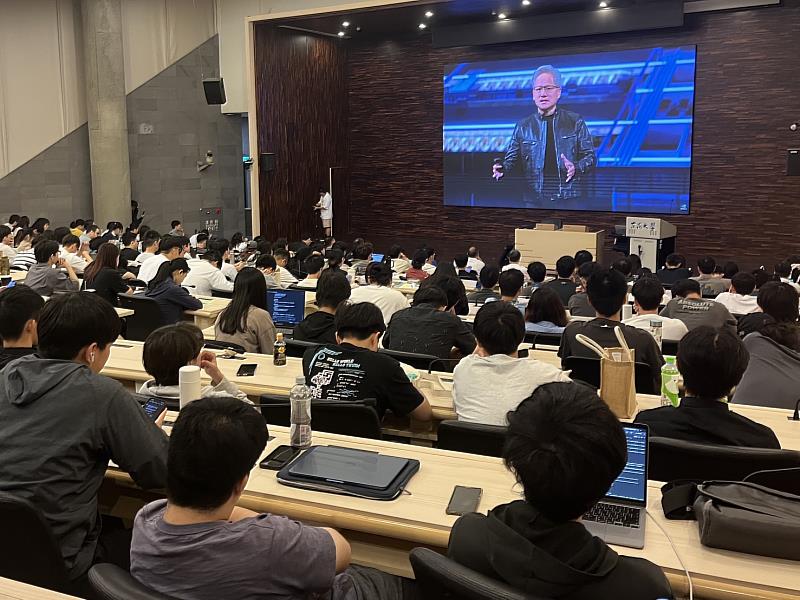 東海大學不僅累積投資超過新台幣1億元，打造7間AI PC教室與算力中心，全面升級教學環境，更透過同步直播帶領師生掌握全球AI脈動。