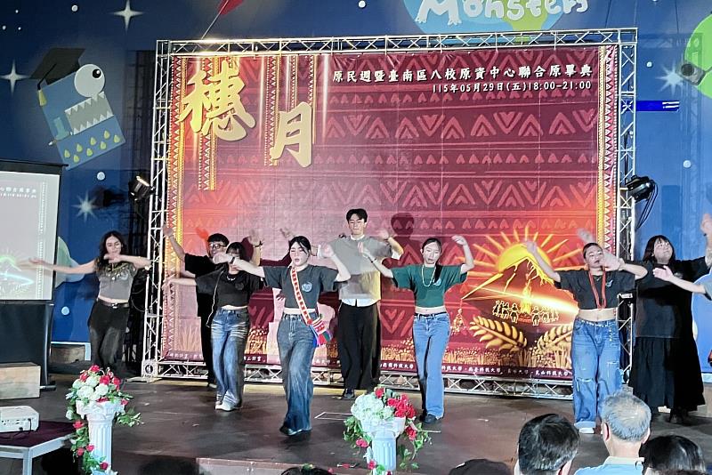 南大原住民族學生帶來充滿生命力的阿美族傳統樂舞，透過歌聲與肢體傳遞族群情感，讓《穗．月》聯合原畢典現場洋溢濃厚的原住民族文化活力與祝福。