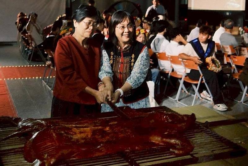南大陳惠萍校長與南市府原民會白惠蘭主任委員，於典禮中共同分切阿里山鄒式烤全豬，以原民飲食文化揭開聯合原畢典序幕，熱情洋溢。