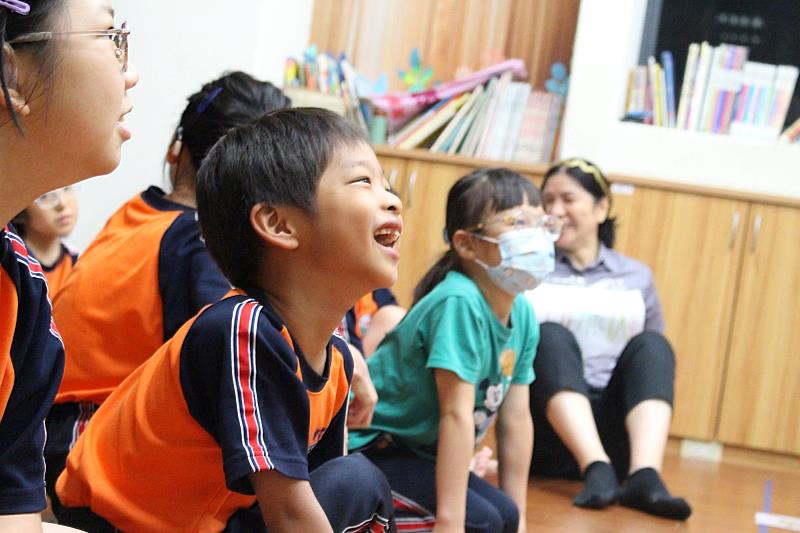 南大戲劇系透過互動式演出引導學童參與劇情,在歡樂氛圍中學習表達、合作與同理。
