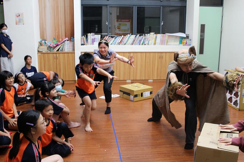 南大戲劇創作與應用學系將戲劇教育帶入校園，學童專注欣賞演出，展現藝術學習的豐富魅力。
