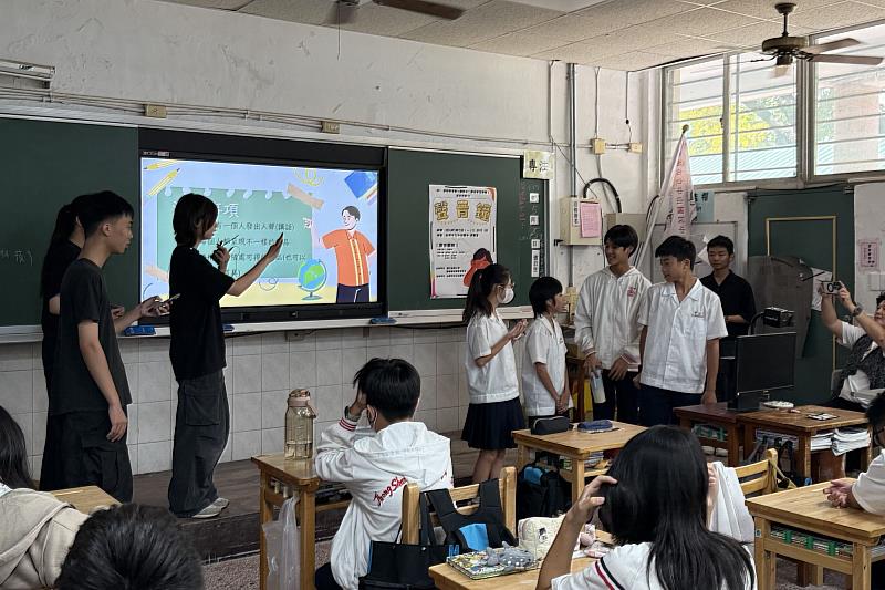 南大戲劇創作與應用學系以《聲音鐘》走進中山國中,透過戲劇教育引導學生探索聲音與生活的連結。