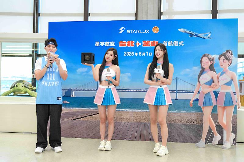 首航特別邀請在台灣具高度人氣的韓籍Fubon Angels成員珉貞及晧禎以及「富邦悍將」應援團團長現身應援。