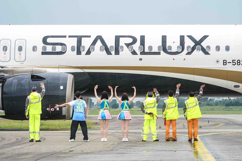星宇航空釜山航線大使與首航旅客揮手再見。