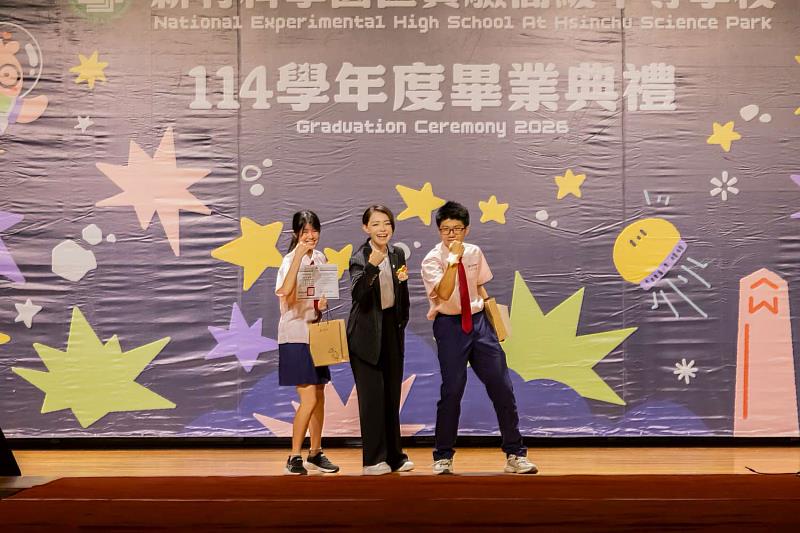 市長高虹安出席竹科實中畢業典禮，頒發傑出表現獎。