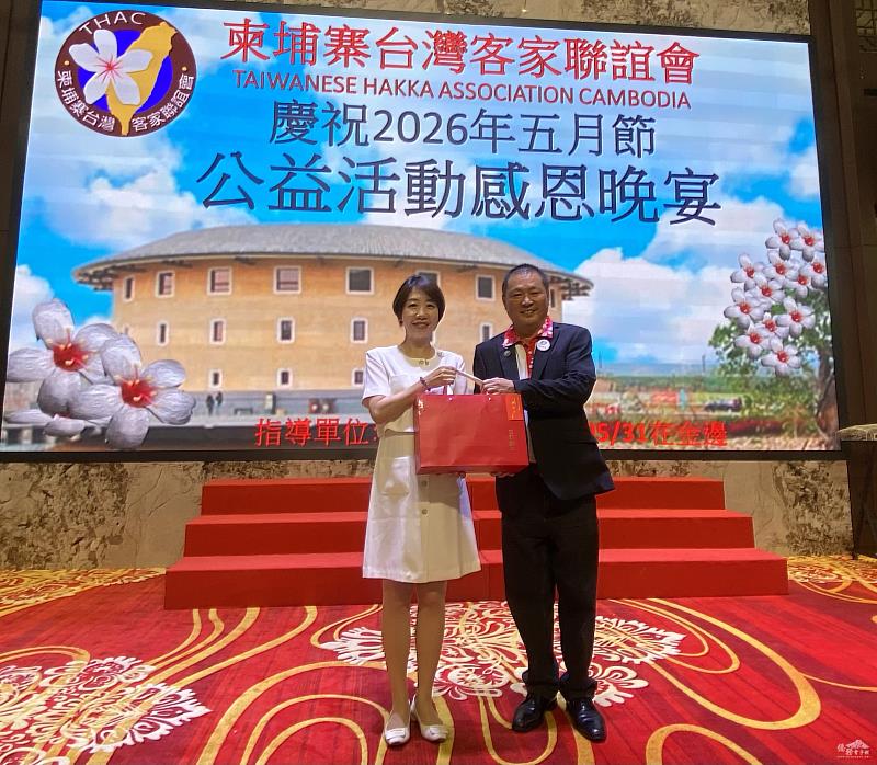李姸慧（左）致贈禮品，由黃燕琪（右）代表接受，感謝該會深耕公益。