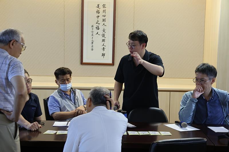 資深主治醫師們連玩遊戲都非常認真投入，講師田智瑋醫師（中）認真與他們交流。