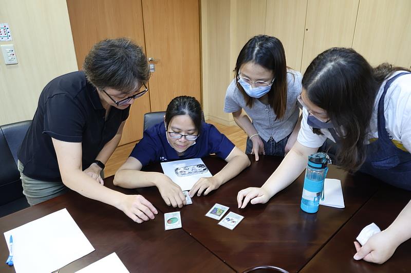 聚集醫師及護理、及重症團隊，花蓮慈院教學部導入遊戲化教學，讓所有老師先試玩、試著設計，更能融入未來的教學