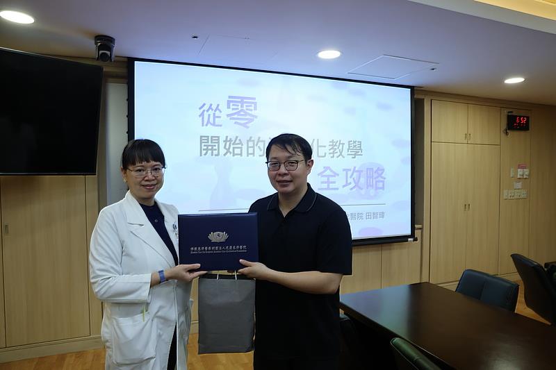 花蓮慈濟醫院教學部師資培育中心主任羅文綾醫師（左）致贈感謝狀，感恩馬偕紀念醫院重症醫學科的田智瑋醫師（右）特地到花蓮授課。