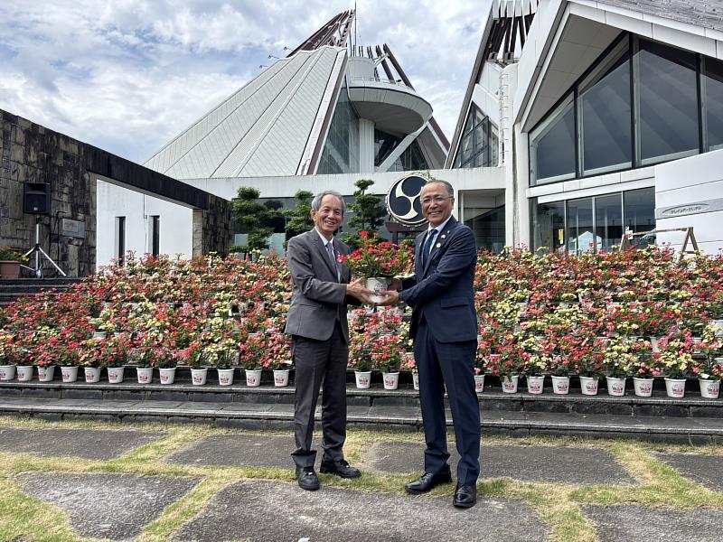 廖志城鎮長與出水市長椎木伸一合影。