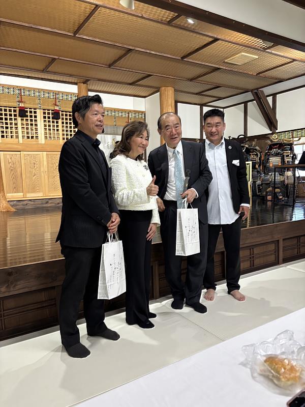 陳處長與來賓合影。