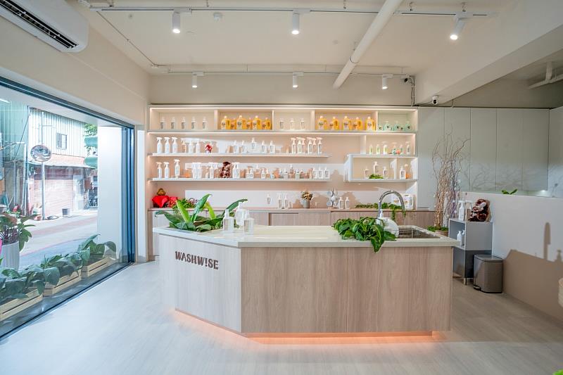 新北市政府青年局「新莊廟街特色店家再造示範計畫」WASHWISE聰明洗帶來環保洗滌產品。