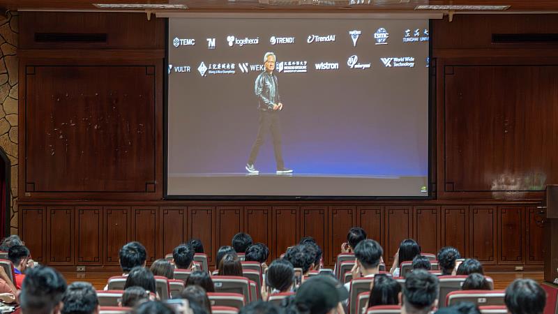 NVIDIA執行長黃仁勳1日發表GTC Taipei主題演講，文藻外語大學名列合作夥伴背板。