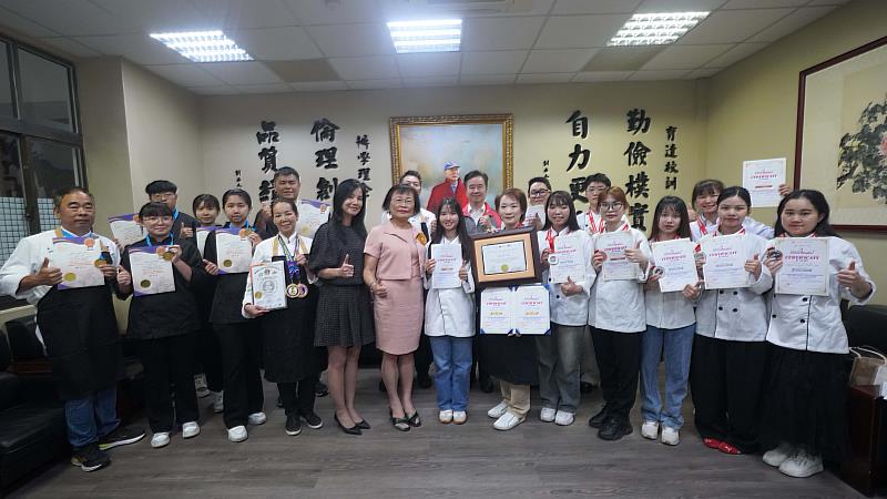 從國際金牌到世界紀錄,育達科大餐旅系勇奪22面獎牌,果凍花世界紀錄保持人加入傳承行列。