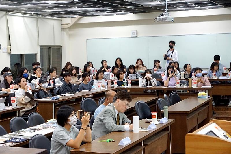 暨大學生自發組織的「DreamLab」團隊舉辦教育部青年百億海外圓夢基金計畫赴日交流成果分享會，吸引滿場學弟妹專注聽講。