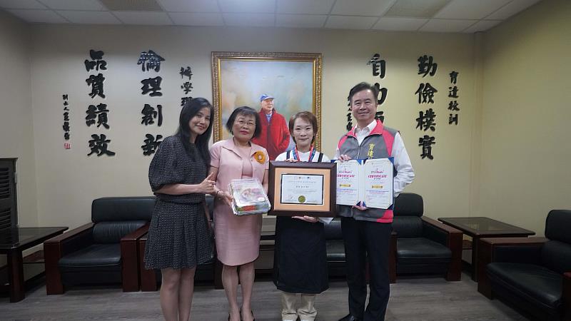 育達科大王育文董事長(右1),本校資管碩專班李晏緹同學(右2)參與金氏世界紀錄挑戰獲國際認證,吳菊校長(左2)與餐旅系張馨芸主任(左1)合影。
