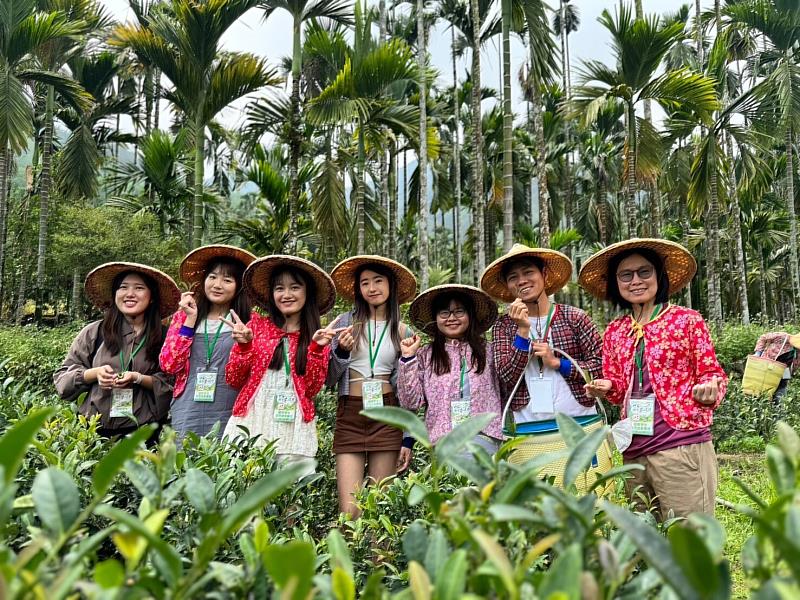 南投是全台重要茶葉產區,暨大校長武東星和中興大學博後江維翔,研發出微型「電子舌頭」,可1分鐘快速檢測茶鹼。圖為暨大境外生體驗茶道文化。(圖由暨大提供)