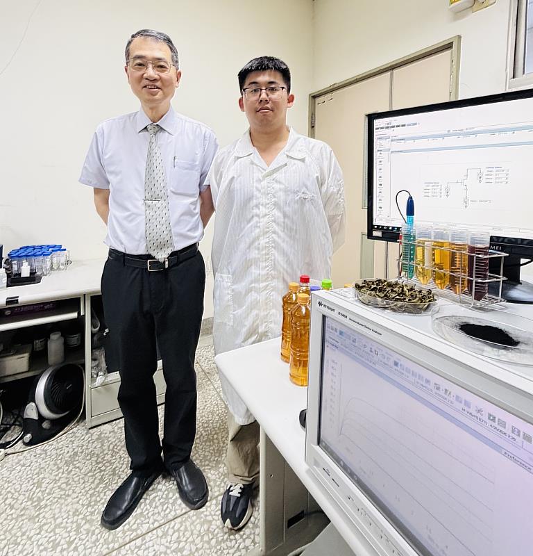 暨大校長武東星(左)和中興大學博後江維翔(右)將茶葉渣轉化為高價值的石墨烯材料,研發出微型「電子舌頭」,可1分鐘快速檢測茶鹼。(圖由武東星提供)
