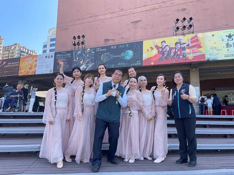 市長與市民合照。