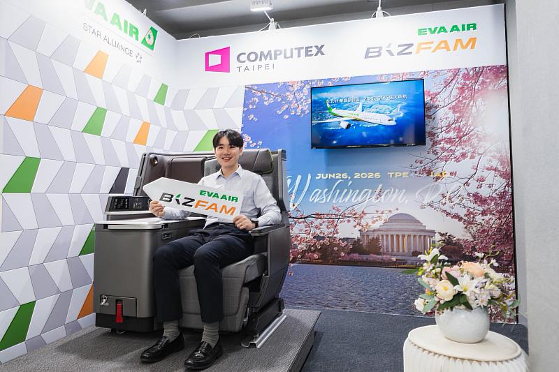 長榮航空位於南港展覽館1館4樓的Premium Lounge,現場結合趣味遊戲與波音787夢幻客機「皇璽桂冠艙」座椅體驗,為觀展體驗增添更多驚喜與樂趣。