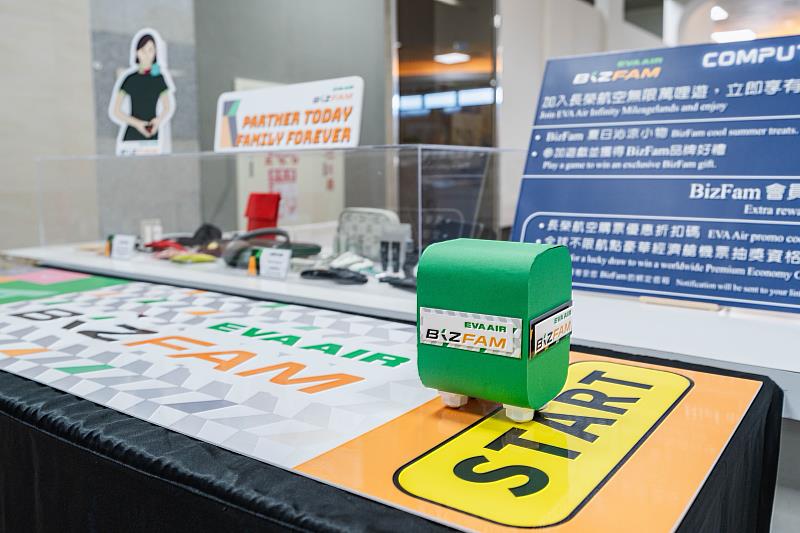 長榮航空BizFam企業夥伴能獲得專屬機票折扣優惠,並有機會獲得精美小禮及參加全球不限航點豪華經濟艙免費機票抽獎活動。此外,長榮航空無限萬哩遊會員或現場入會之民眾也有機會獲得精美小禮。