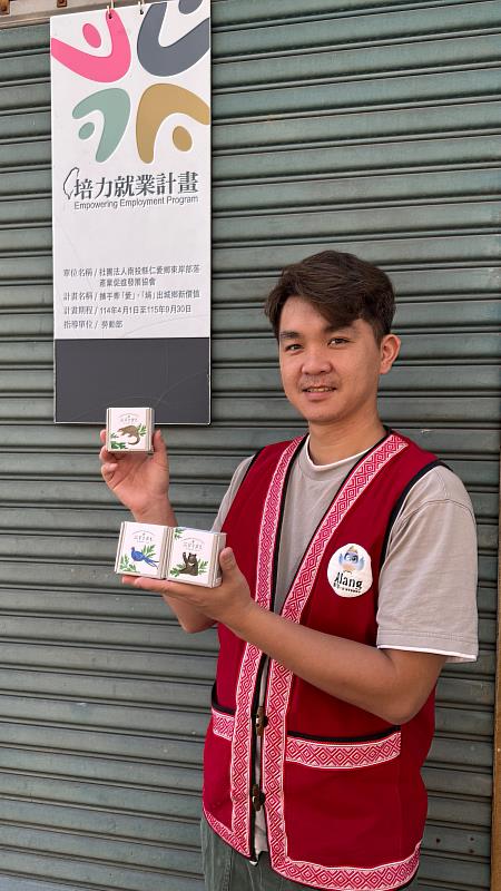 結合午時水與艾草等傳統避邪除穢植物製成的「午時艾草平安皂」，傳遞舒緩身心與安定祝福。