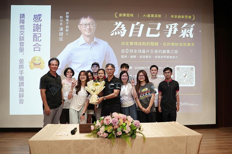 興大馬來西亞僑生特地到場送花給群聯電子創辦人暨執行長潘健成（中）。