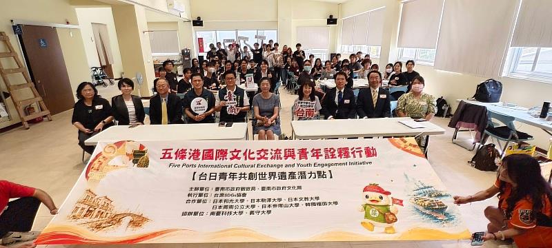 「臺南五條港國際文化交流與青年詮釋行動」盛大開幕，南臺科大社會責任暨環境永續中心主任陳曉蓉（前排中）與全體與會師長、青年學子合照。