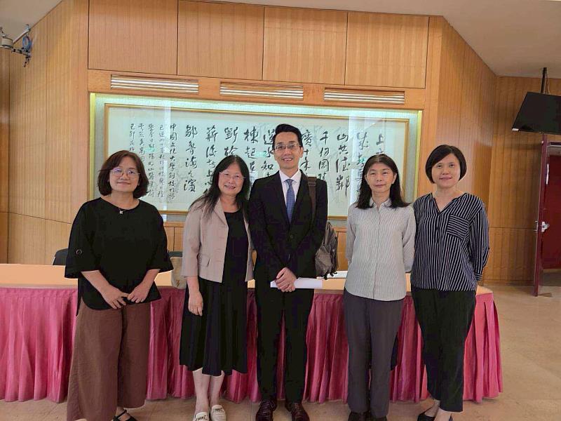 海青班師生與僑務委員會蘇上傑專門委員合影留念，共同見證第2、3期海外青年就學輔導技術研習班新生正式展開在華岡的學習旅程。