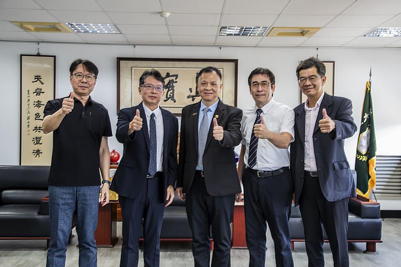 嘉藥之光！傑出校友吳浩銘（中）獲全國模範勞工。