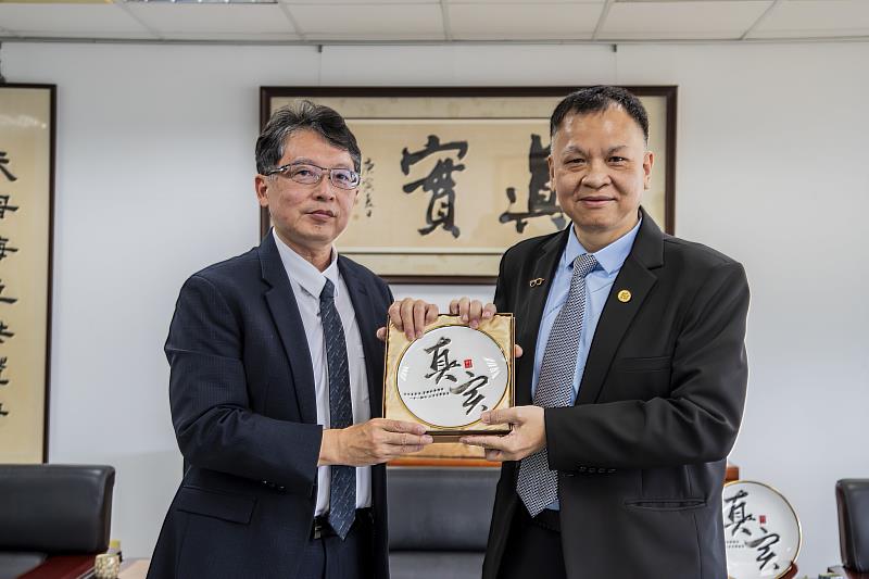嘉藥傑出校友吳浩銘(左)獲全國模範勞工,校長張翊峰致贈賀禮表揚傑出成就。