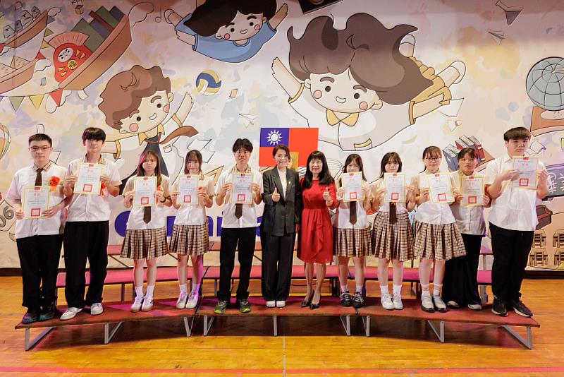 市長高虹安出席香山高中畢業典禮頒發市長獎合影。