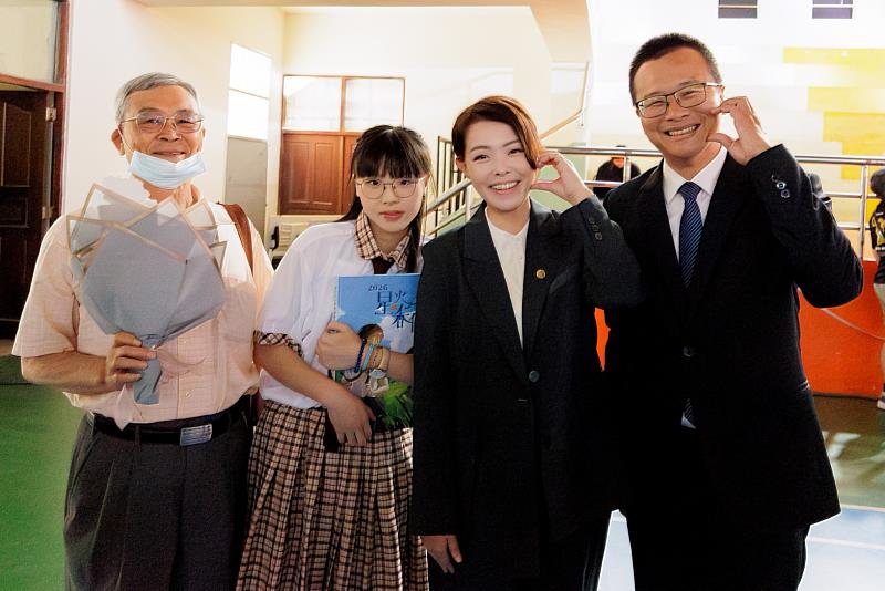 畢業生請市長高虹安於畢業冊簽名並合照。