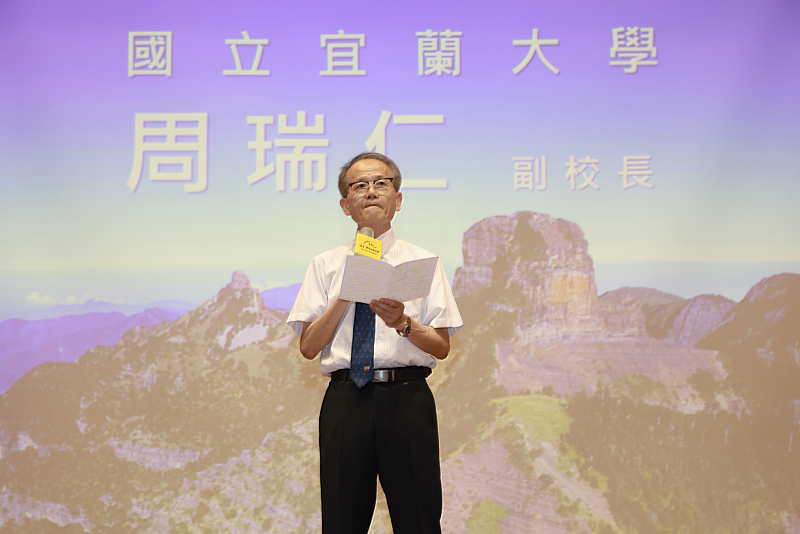 宜蘭大學副校長張瑞仁感謝看見．齊柏林基金會與慈濟慈善事業基金會將珍貴的台灣照片帶入校園。（齊柏林基金會提供）