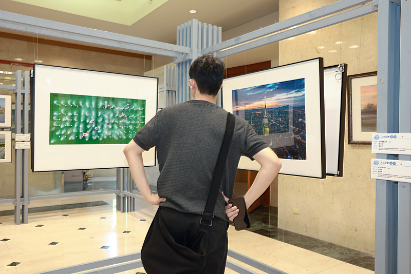 宜蘭大學校友特地回校參觀作品展。（看見．齊柏林基金會提供）