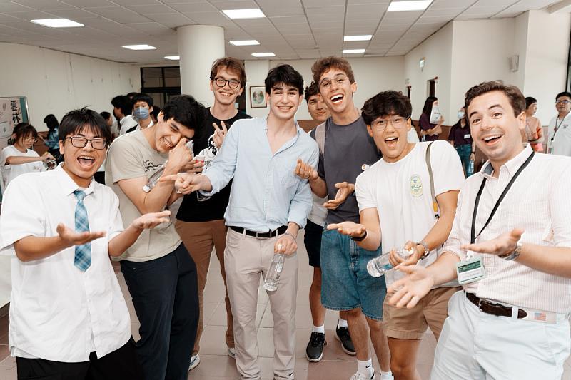 團員與雲科大學生交流充滿歡樂。