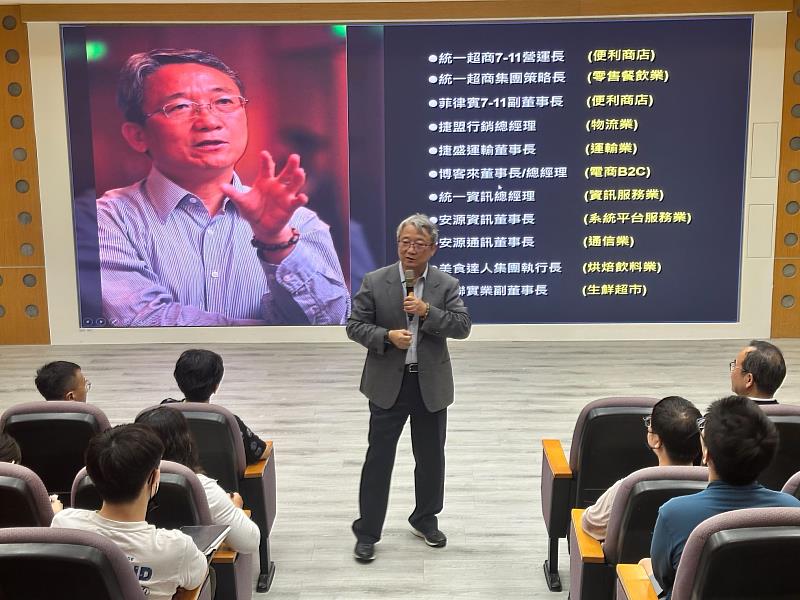 任連鎖藥局躍獅健康董事謝健南先生專題演講。