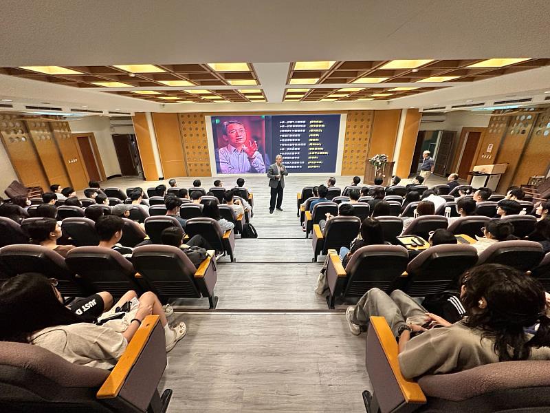 任連鎖藥局躍獅健康董事謝健南先生題分享。