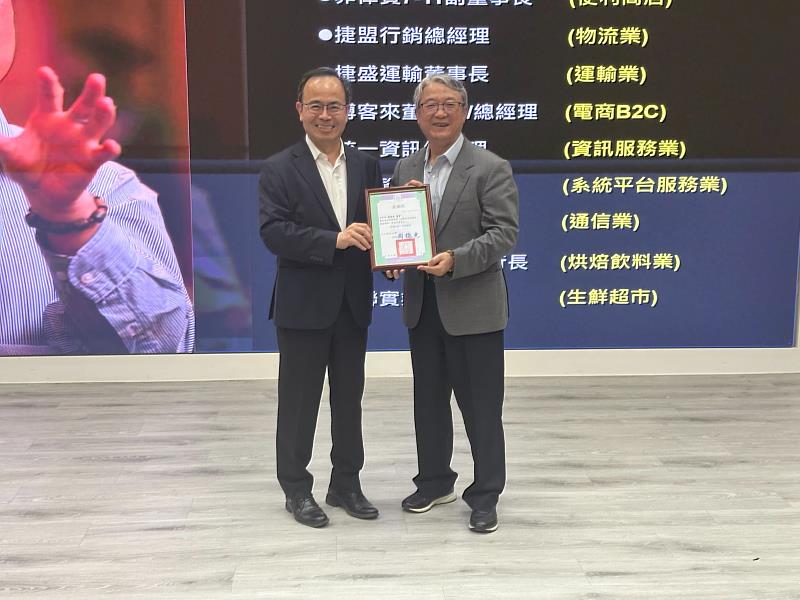 大仁科技大學周德光校長頒發感謝狀。