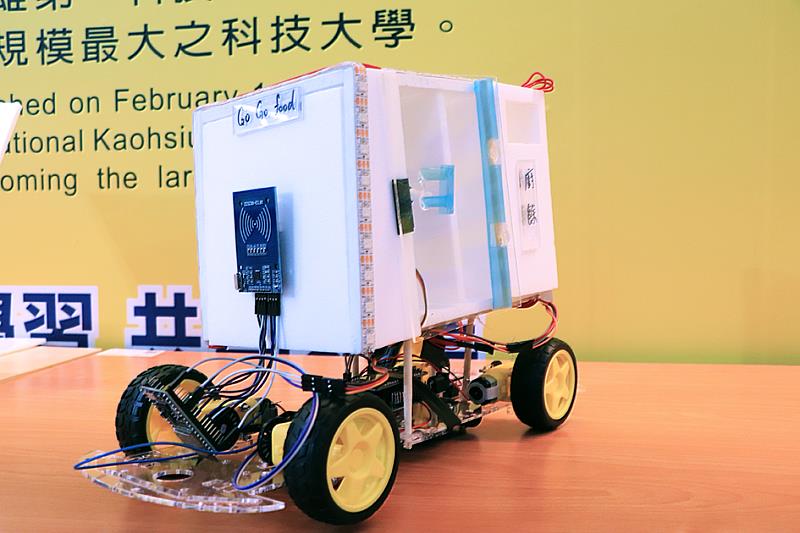 勤益科大團隊「XD我不會屈服的」作品「GoGoFood-校園無人智慧取餐車」結合主動派車配送(自駕車)、自助取餐(無線通信)、冷/熱藏保溫保鮮、廚餘回收等功能,將供應端(剩食)與需求端(不想出去店家買飯的學生)的需求透過清晰透明的資訊,串起最後一哩路,進一步降低浪費的可能。