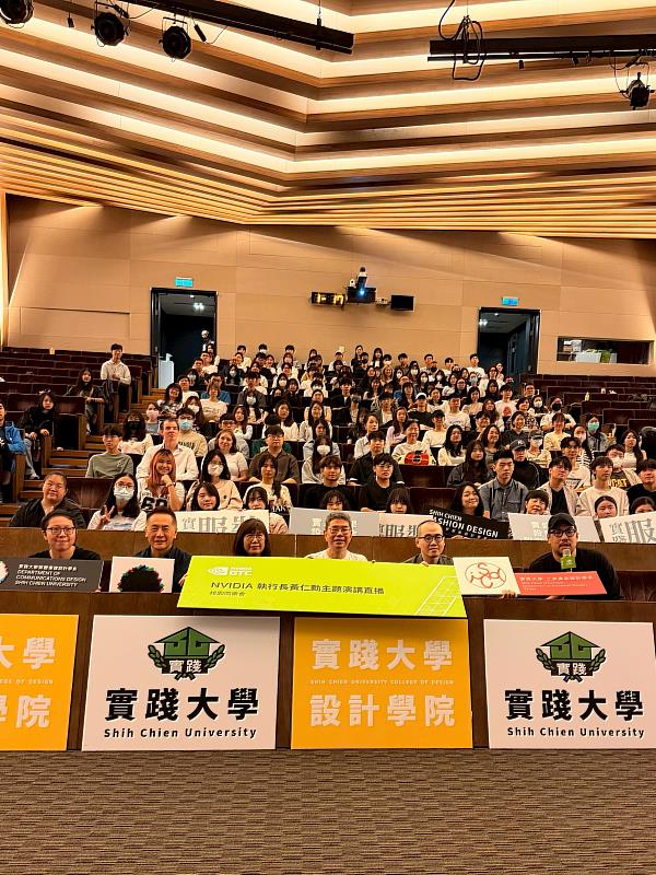 實踐大學校內師生大合影。