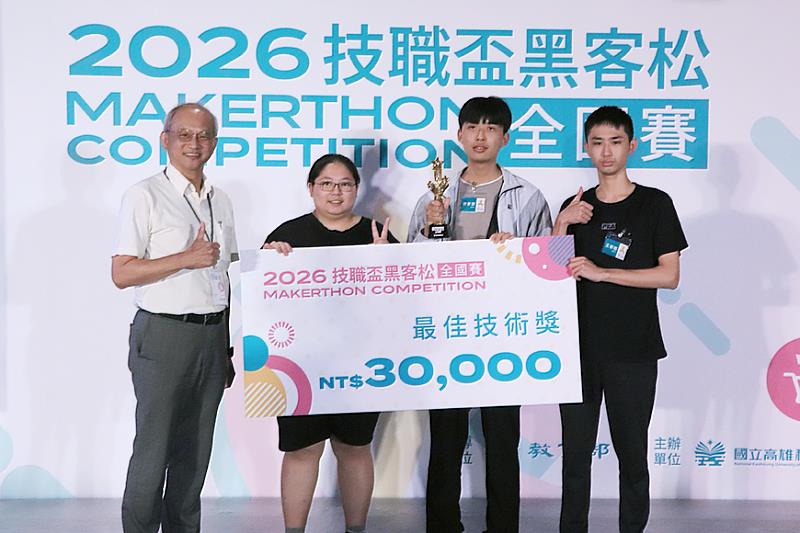 高科大成績最佳的團隊「亮起來」成員均來自半導體工程系,作品「浪愛不賸」結合3項自動化技術「固液分離、低溫殺菌、AI影像辨識」,創造後續三軌資源化價值鏈:寵物凍乾、黑水虻生物轉換、校園磷肥。左1為頒獎評審王漢英。