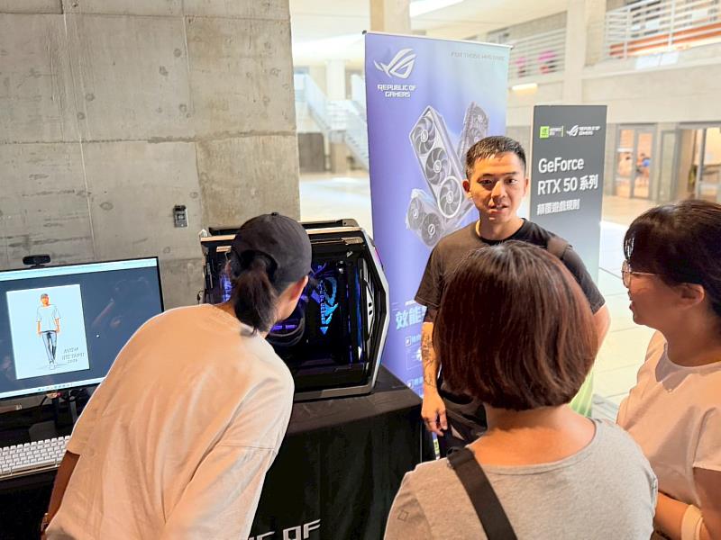 現場廠商與師生互動。