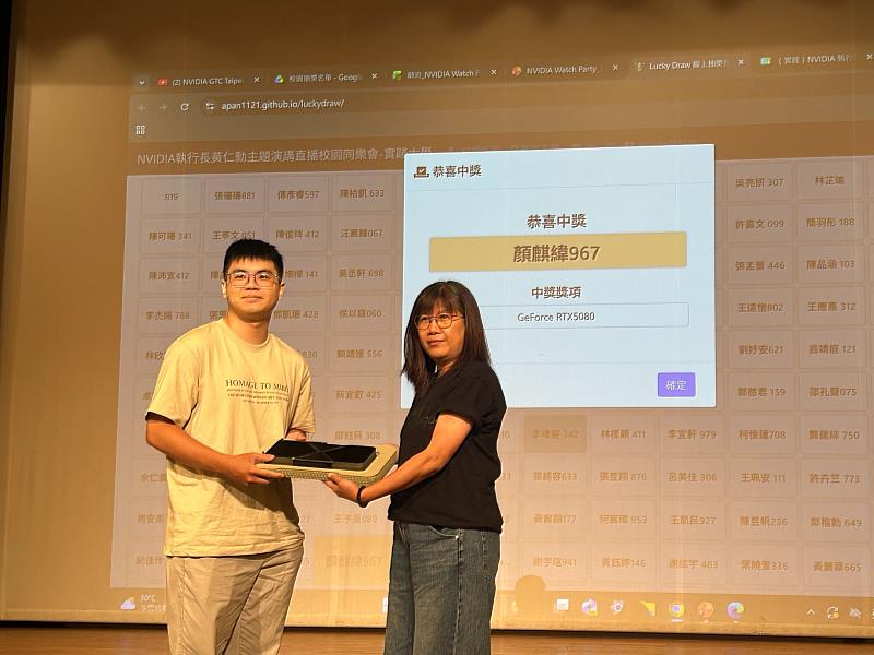 實踐大學許鳳玉院長與（抽）獲獎同學合影。