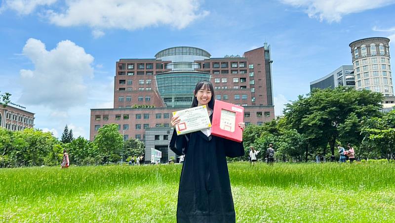 資管系印尼僑生黃美香學業與職涯表現優異，3度獲頒僑生獎學金。