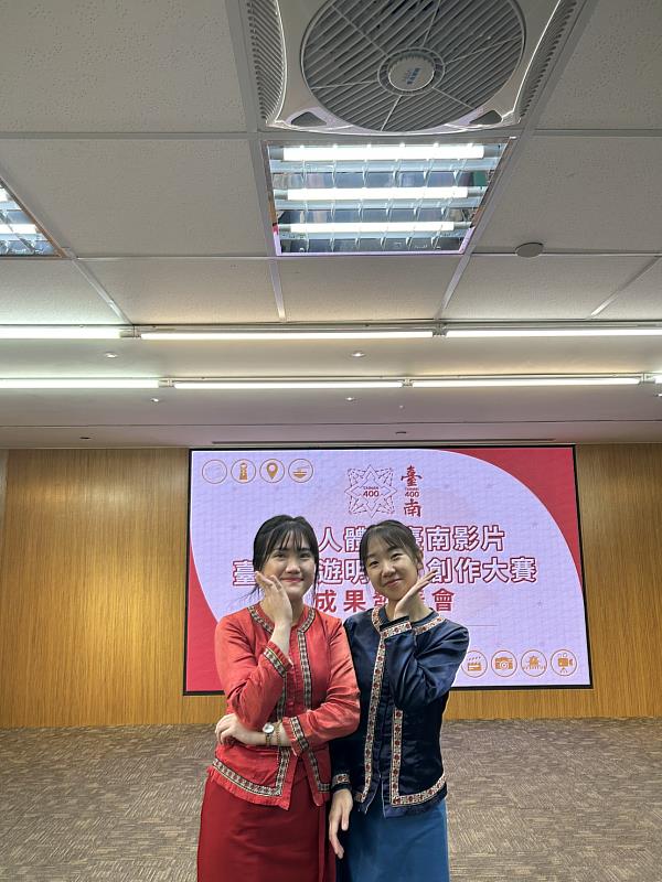 黃美香（右）參與「外國人體驗台南影片徵件活動」，作品入選15部之一，至現場發表成果。