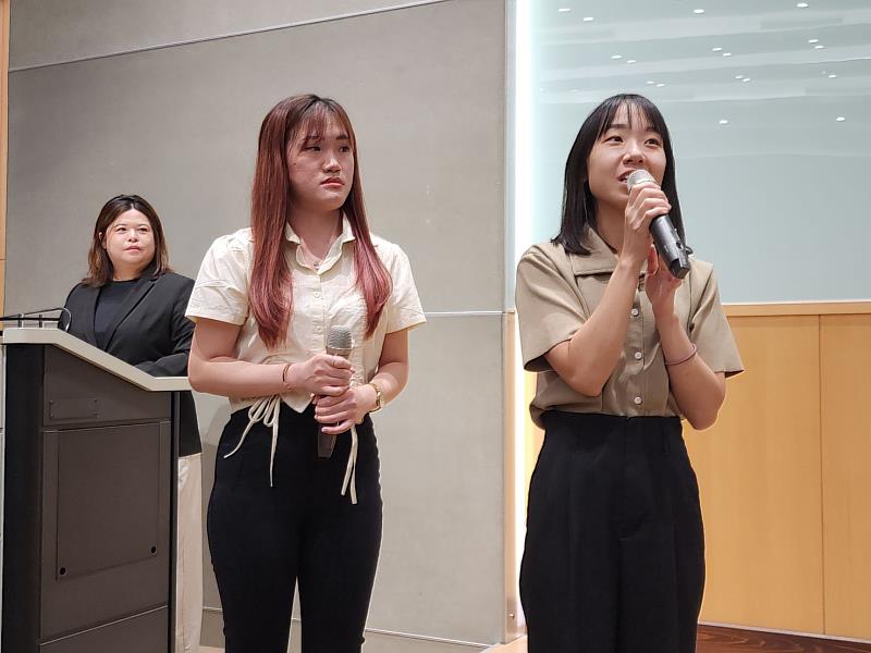 黃美香（右1）於國際交流活動中分享在台就學經驗。