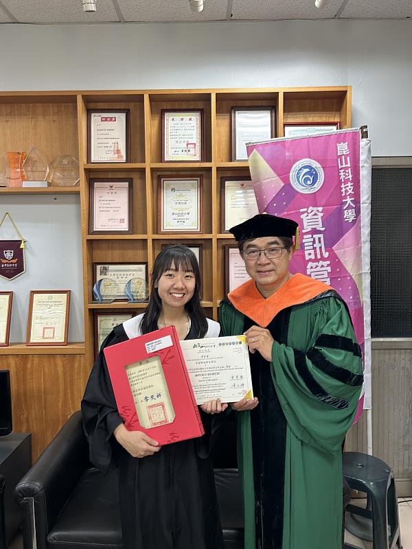 黃美香（左）與曾生元主任（右）合影。