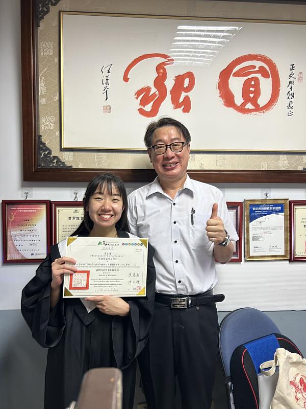 黃美香（左）與海青班導師賴正文（右）合影。