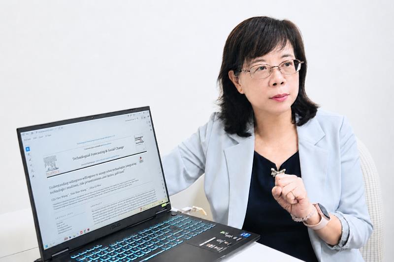 中央大學企業管理學系洪秀婉特聘教授認為，智慧零售真正的挑戰，不是把人完全移開，而是把人放在最需要的位置。